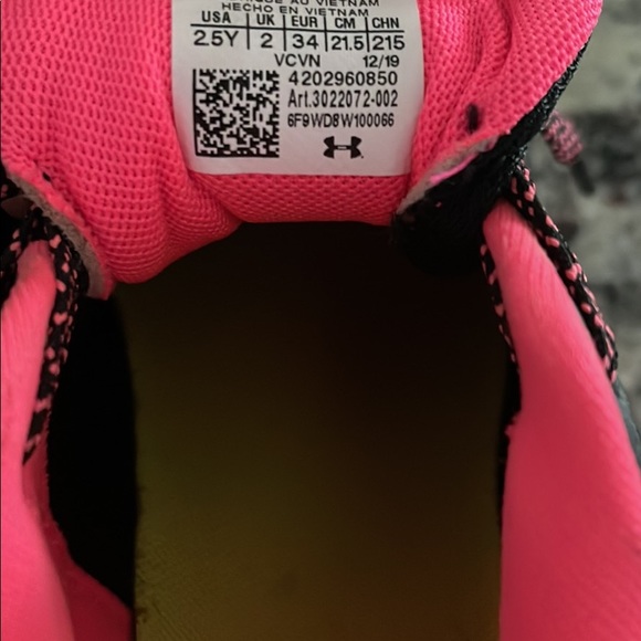 Under armor girl cleats - Picture 3 of 3